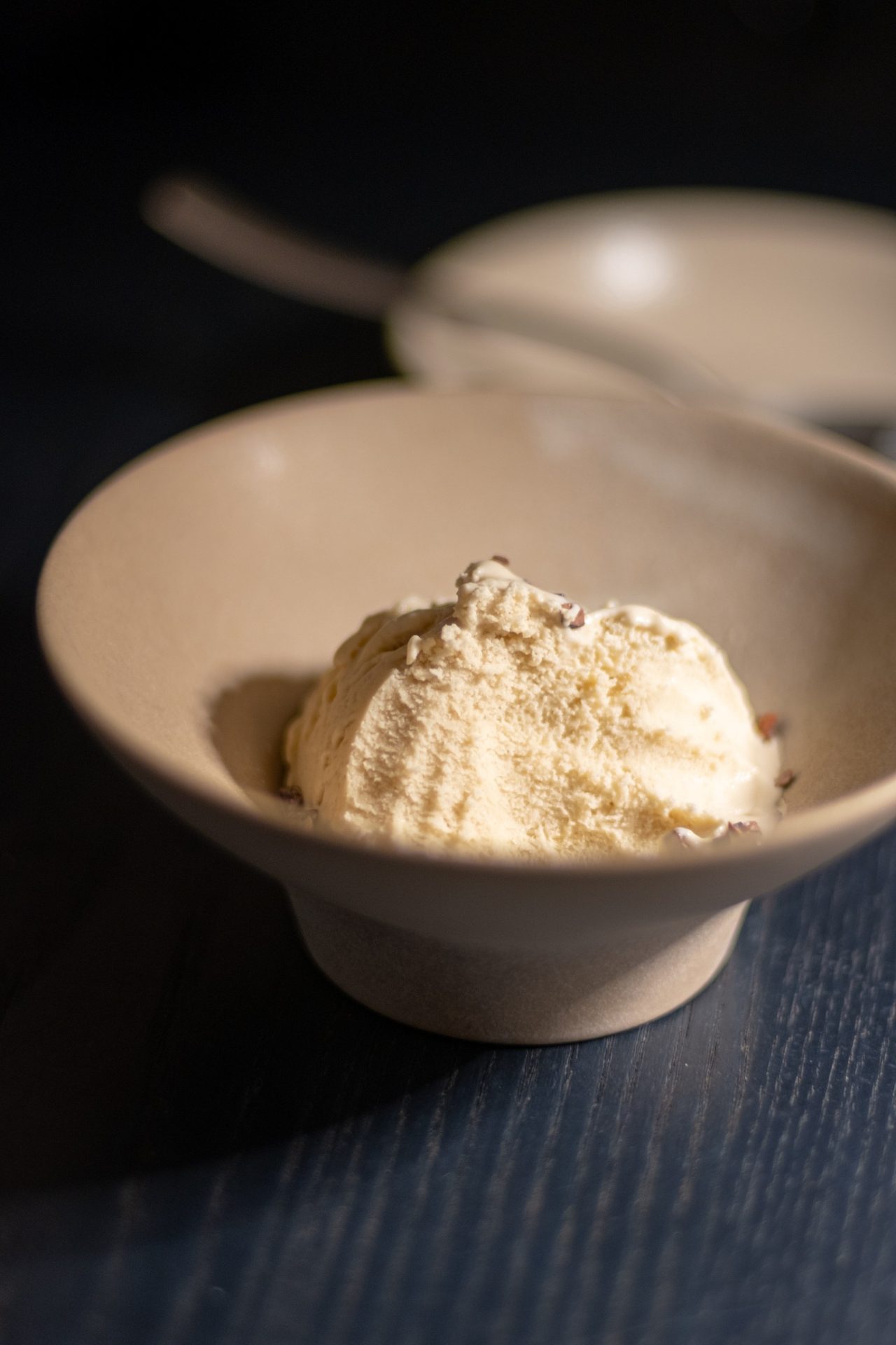 Boule de crème glacée onctueuse servie dans une coupelle en céramique